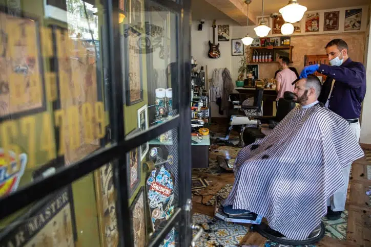 Россиянин напал на парикмахера в Таиланде из-за стрижки — видео 25.04.2024