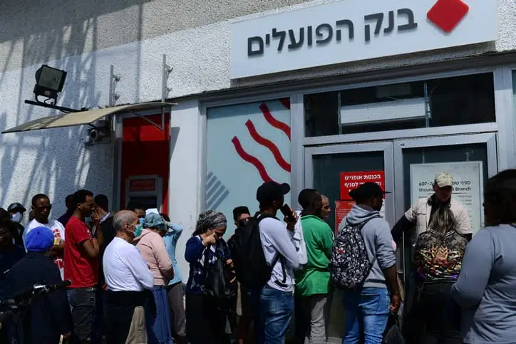 Израильтяне у отделения банка в Тель-Авиве фото