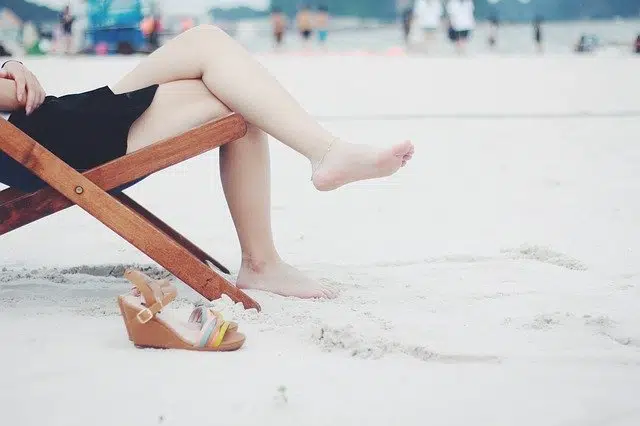 ноги девушки на пляже фото