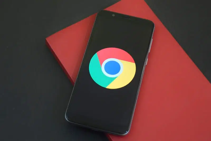Логотип Google на смартфоне фото