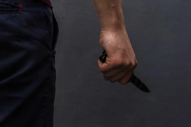 Нож в руке фото