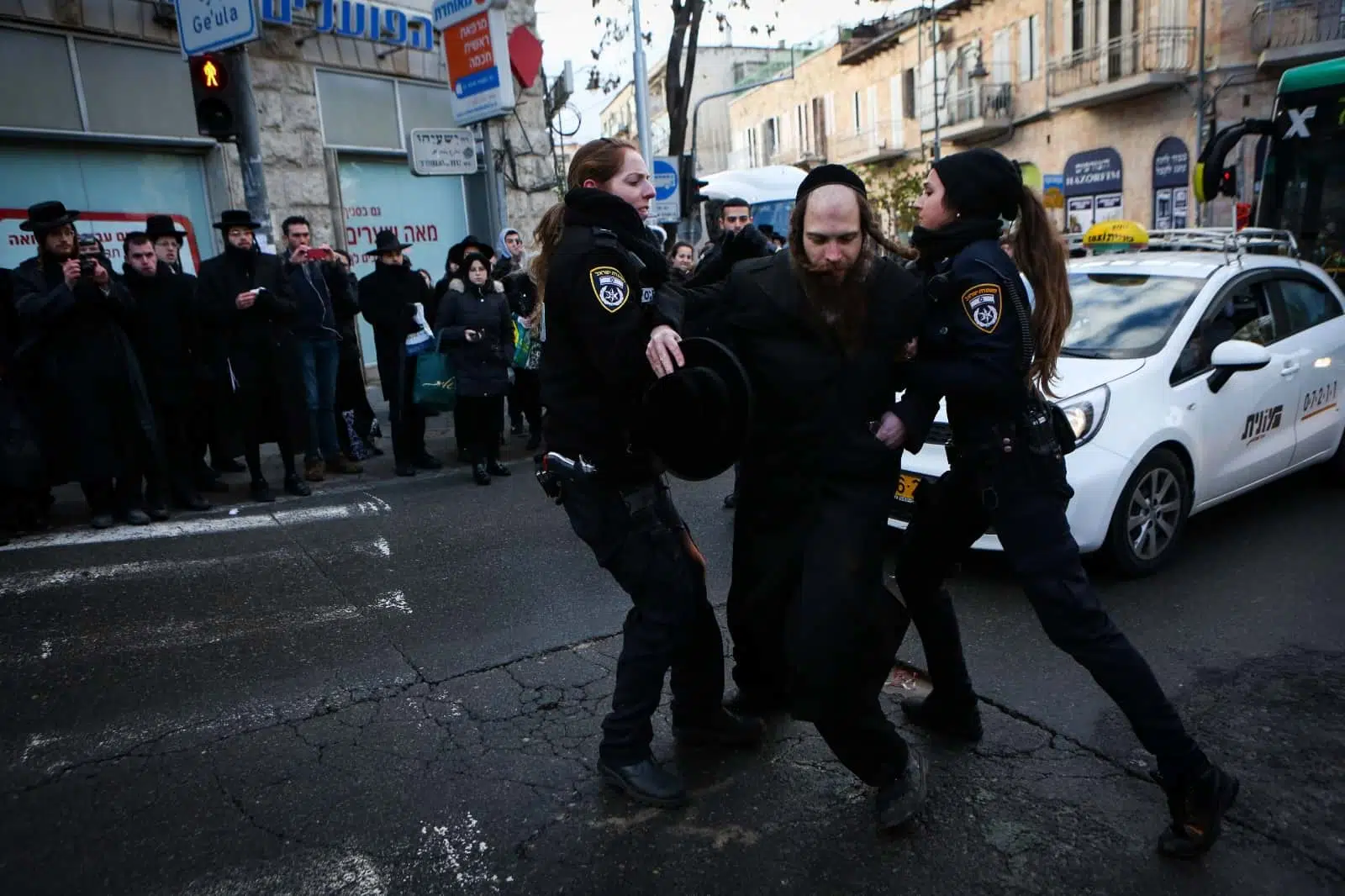Столкновения ультраортодоксов с полицией фото