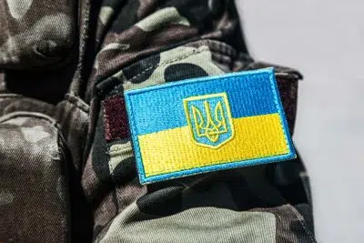Украинский военный флаг украины солдат фото