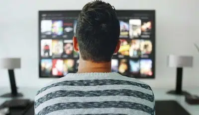 мужчина перед телевизором фото