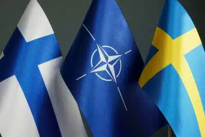 Флаги Финляндии, НАТО и Швеции фото