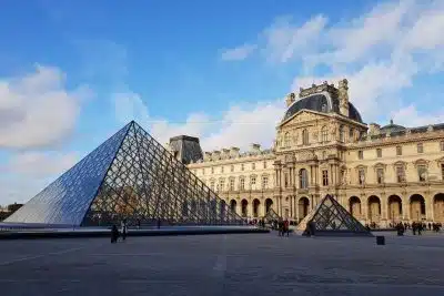 Лувр, Париж фото