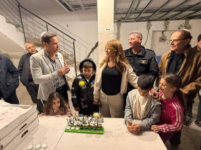 Ханукию зажгли на месте падения иранской ракеты в Ришоне (ФОТО) 4 Ханукию зажгли на месте падения иранской ракеты в Ришоне (ФОТО) 17.12.2025