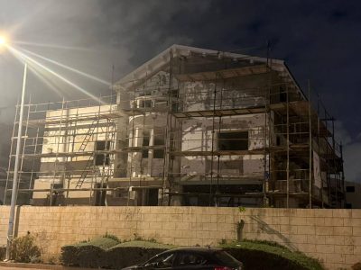 Ханукию зажгли на месте падения иранской ракеты в Ришоне (ФОТО) 3 Ханукию зажгли на месте падения иранской ракеты в Ришоне (ФОТО) 17.12.2025