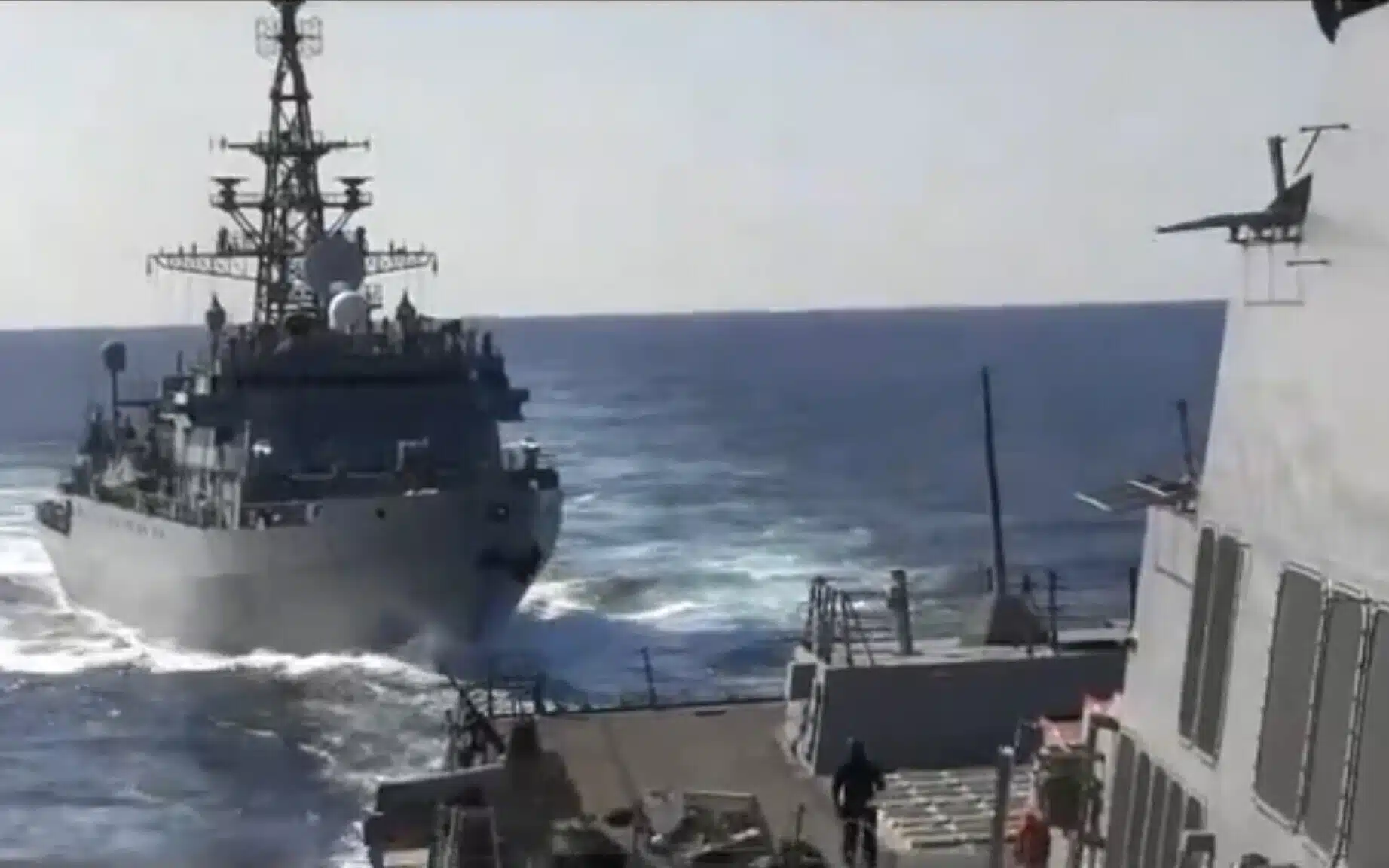 Опасный маневр российского судна в Аравийском море фото
