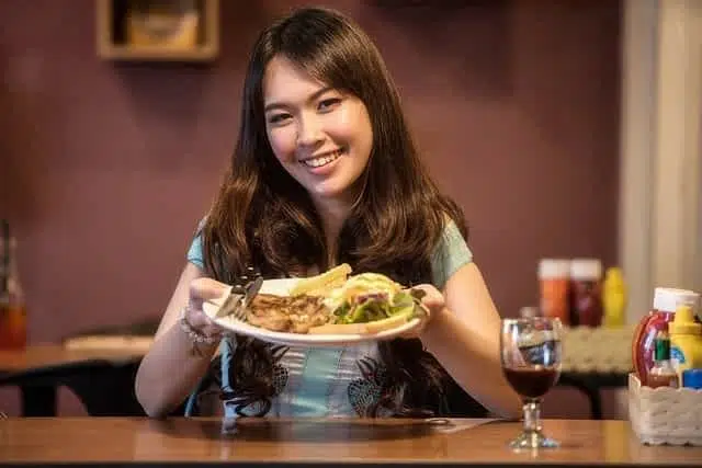 женщина с тарелкой еды фото