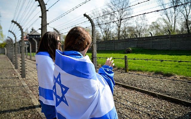 Израильские старшеклассники посещают Освенцим фото