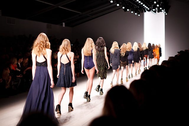 Израильская модель Анна Зак вышла на подиум Недели моды в Париже в эффектном нижнем белье