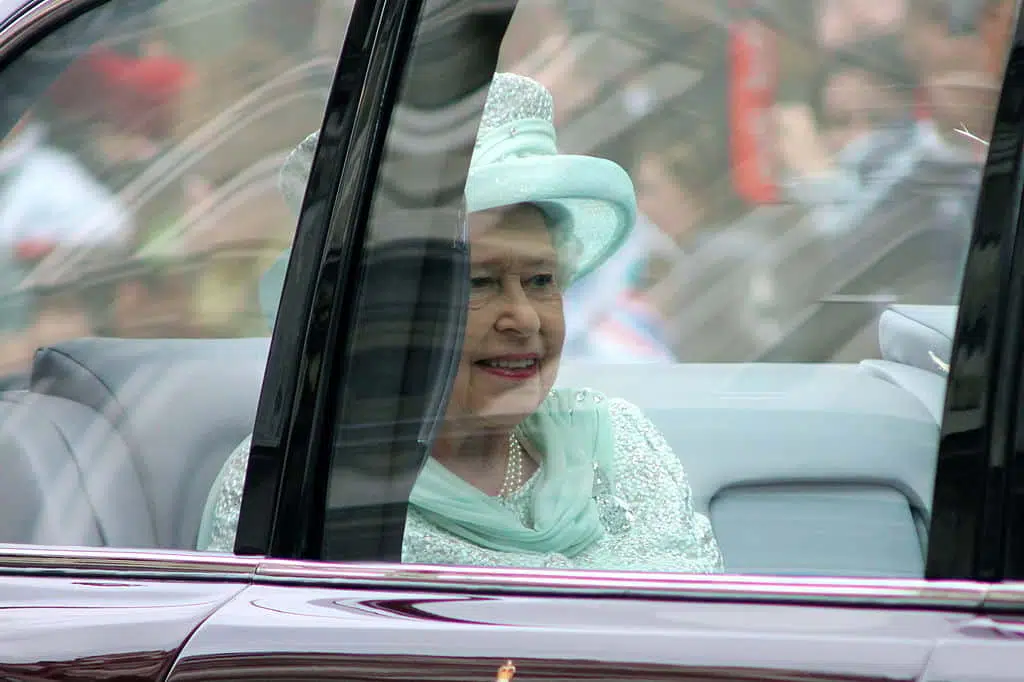Королева Елизавета II в авто фото