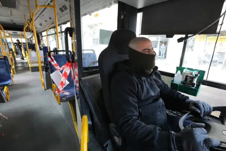 Ведра с мочой для Михаэли: водители автобусов устроили акцию в Тель-Авиве 20.04.2024