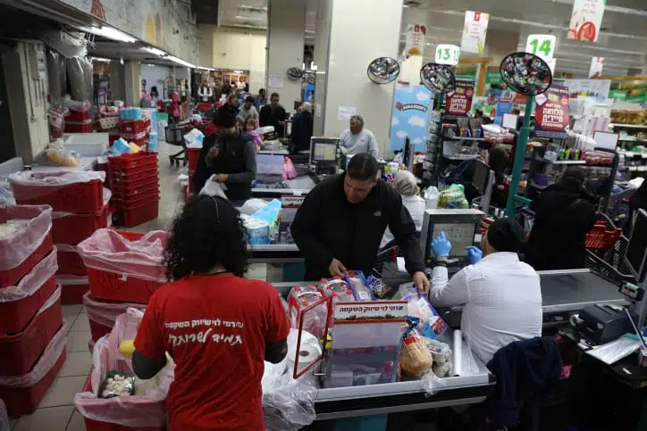Покупатели в одном из супермаркетов Иерусалима фото