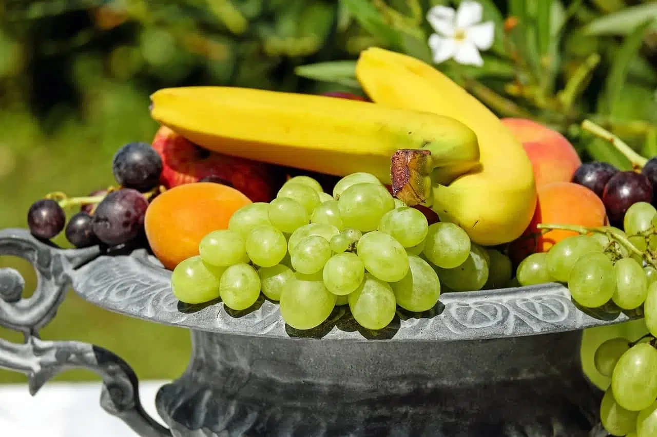 фрукты виноград бананы картинка