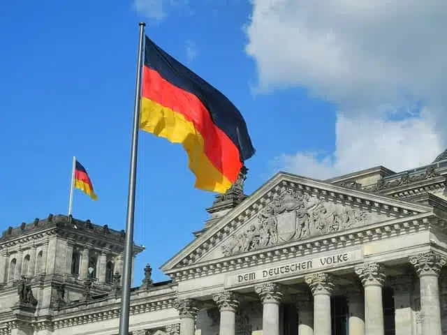 Флаг Германии над рейхстагом фото