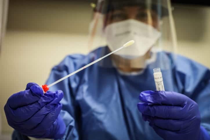 Израильский медработник проводит тестирование на коронавирус фото