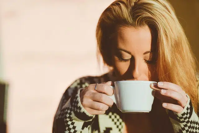 Женщина пьет кофе фото