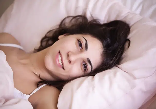 женщина в кровати фото