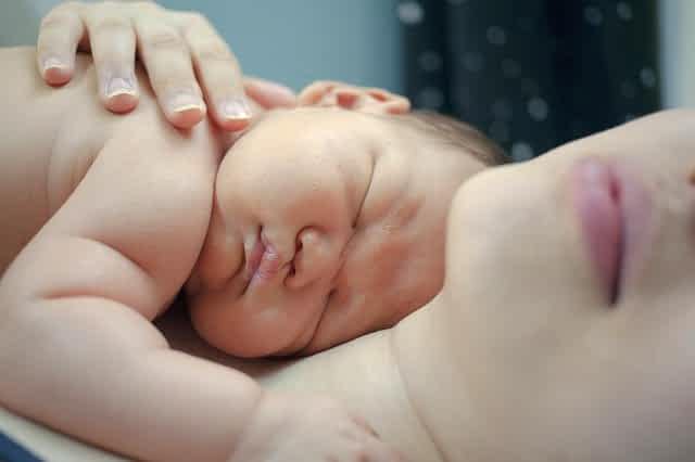 Новорожденный малыш с мамой фото
