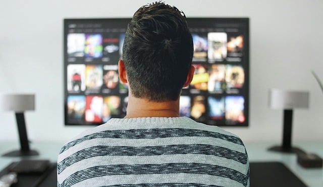 Телевизор мужчина просмотр программ изображение