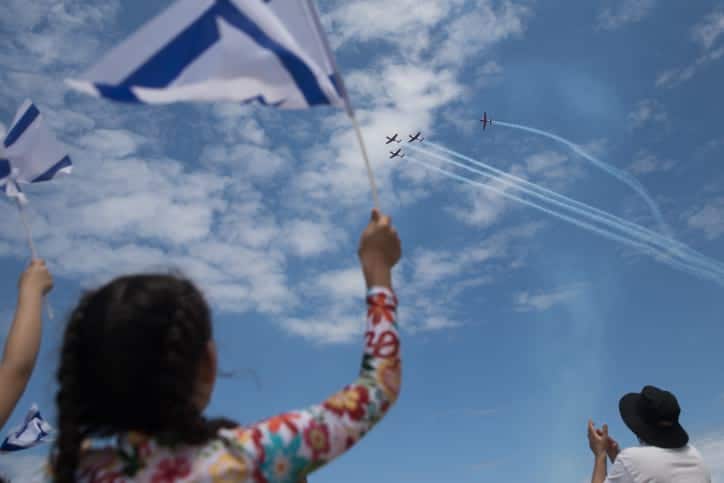 в честь дня независимости еврейским семьям по всему миру раздали десятки тысяч израильских флагов 11 августа, 2022