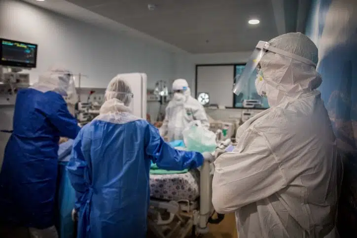 Израильские медики лечат пациента с COVID-19 в Бней-Браке