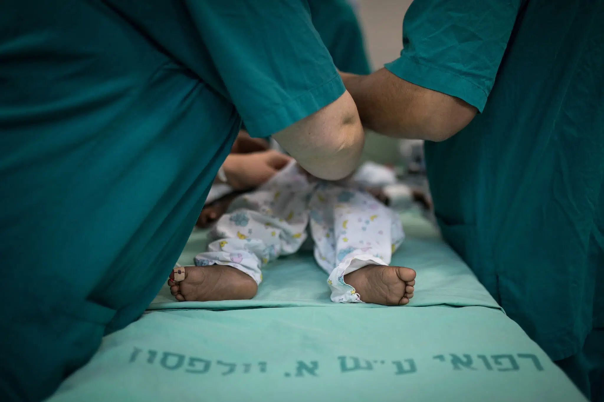 Израильские врачи осматривают новорожденного ребенка фото