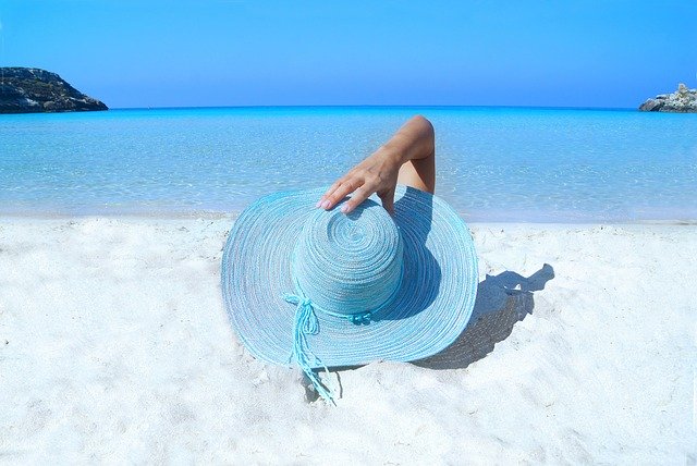 пляж девушка в шляпе фото