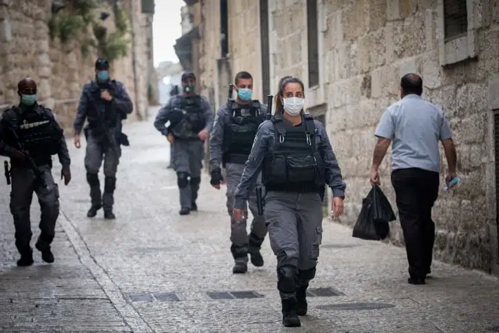 Сотрудники полиции патрулируют кварталы Старого Иерусалима фото