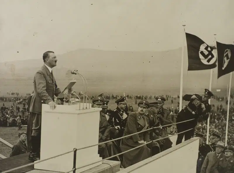 Адольф Гитлер на трибуне фото
