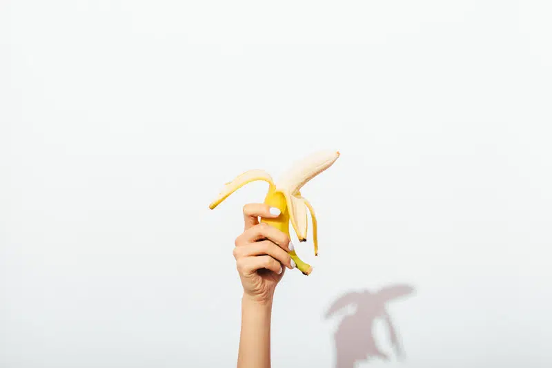банан в руке фото