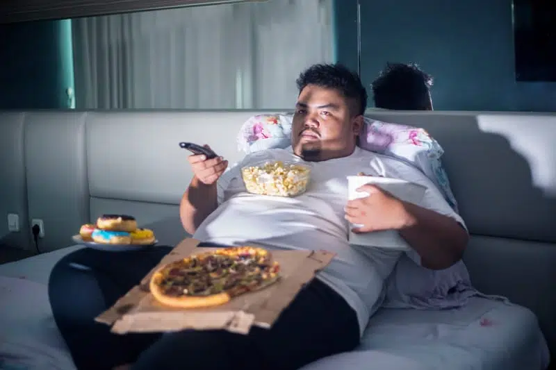 толстый мужчина еда кровать фото