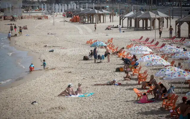 Израильтяне на пляже в Тель-Авиве фото