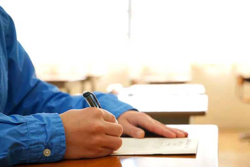 школьник пишет руки фото