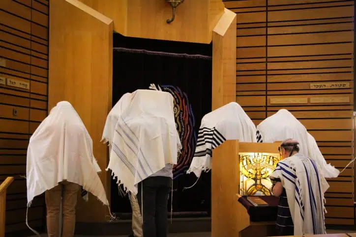 Сотни беженцев прибыли в Большую синагогу в Киеве накануне Пурима 05.05.2024
