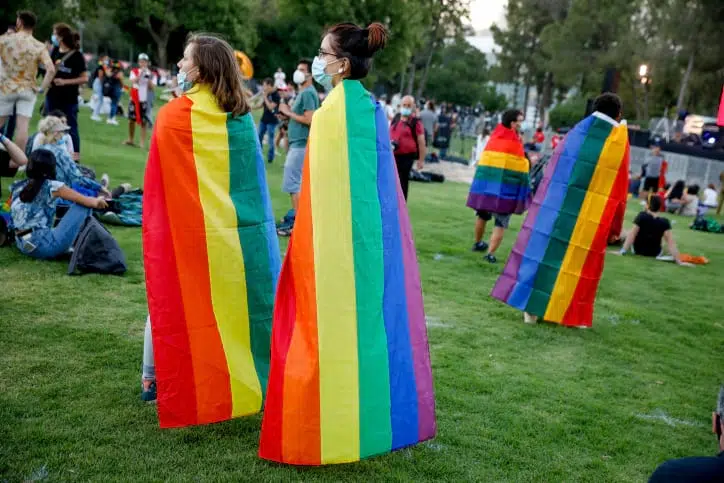 Иерусалим в цветах ЛГБТ: появились красочные фото с прайда в столице 01.12.2023