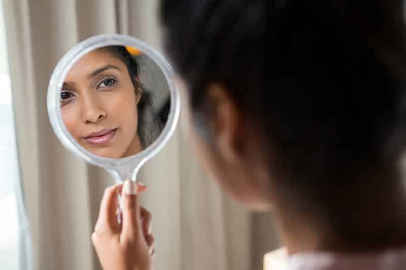 отражение в зеркале женщина фото