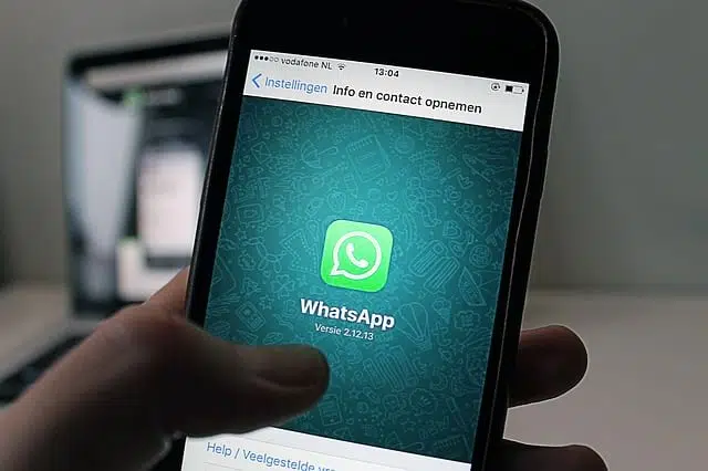 приложение WhatsApp на смартфоне картинка