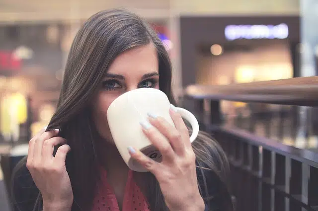 Девушка пьет чай из чашки фото