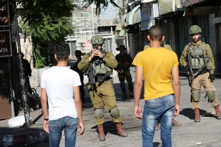 Палестинцы устроили беспорядки в Хевроне фото