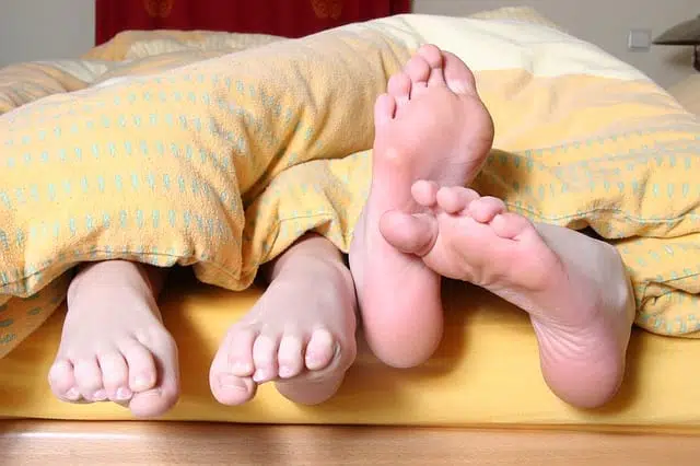 пара постель ноги