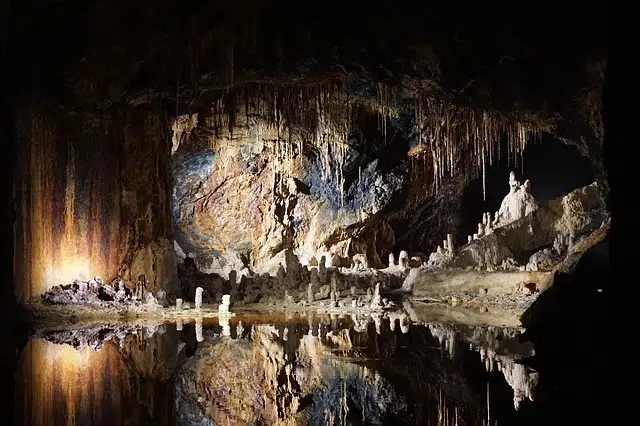 пещера с озером подсветка фото