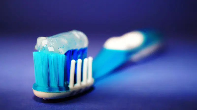 Почему нельзя чистить зубы до и после завтрака. Cовет стоматолога | Mixnews