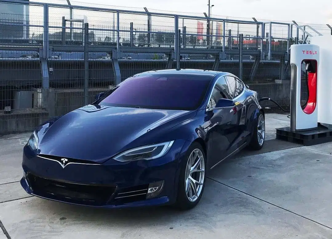 Авто Tesla зарядка картинка