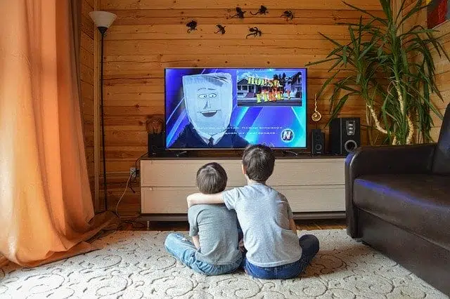 Дети смотрят телевизор фото