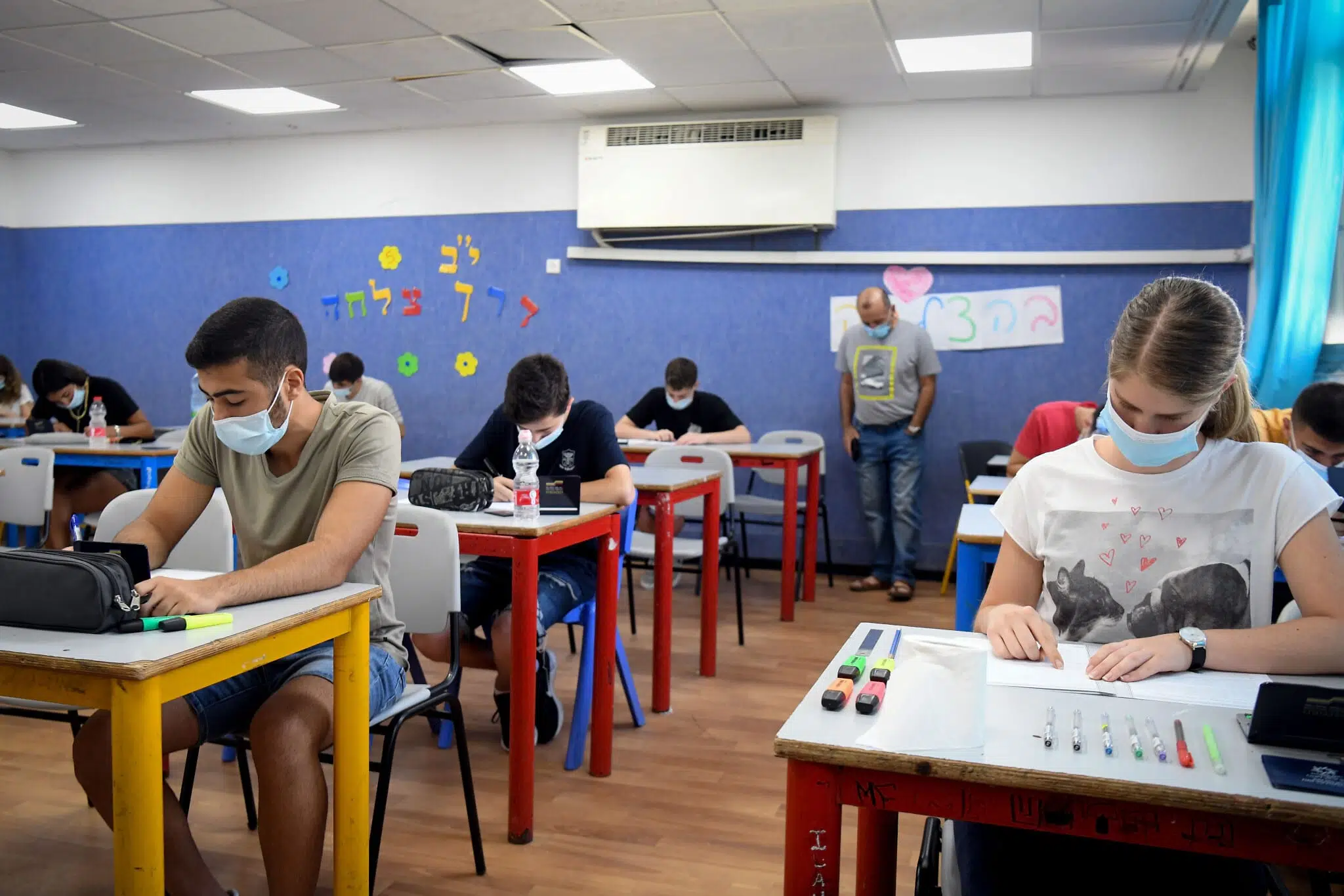 Израильские школьники сдают экзамен по математике фото