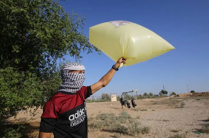 Палестинцы запускают взрывные шары на территорию Израиля фото