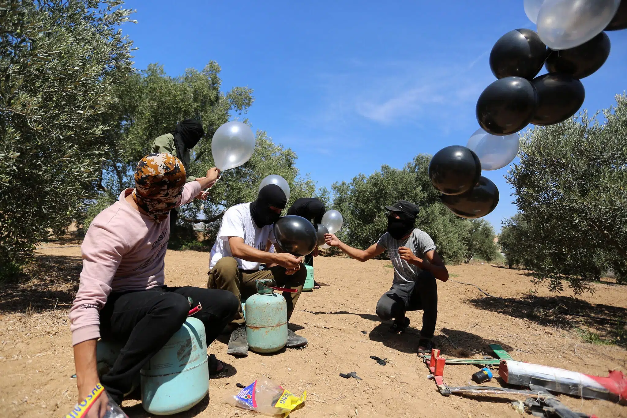 палестинцы шары с взрывчаткой израиль фото